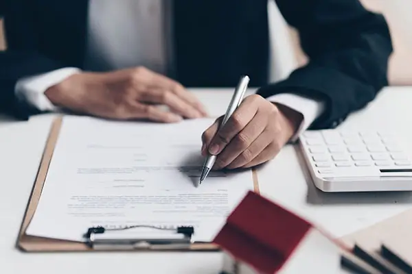 男人介绍亲戚去公司